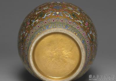 图片[2]-Porcelain vase with halberd handles and floral pattern painted in fen-ts’ai enamels in a gold ground, Ch’ien-lung reign (1736-1795), Ch’ing dynasty-China Archive